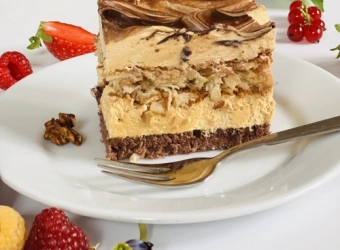 kawałek ciasta snickers