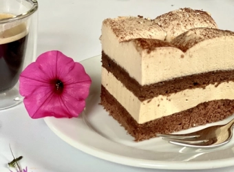 kawałek ciasta tiramisu