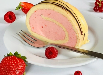 la-petite-ciasta-deserowe-rolada-truskawkowa