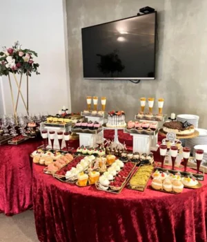 slodki-stol-czerwone-obrusy-la-petite