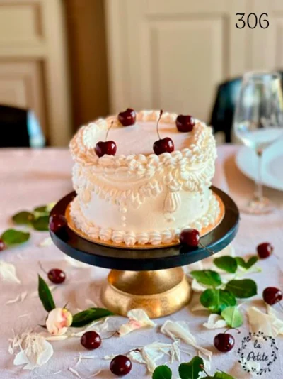 tort-okazjonalny-falbanki-wykonczony-smietanka-la-petite