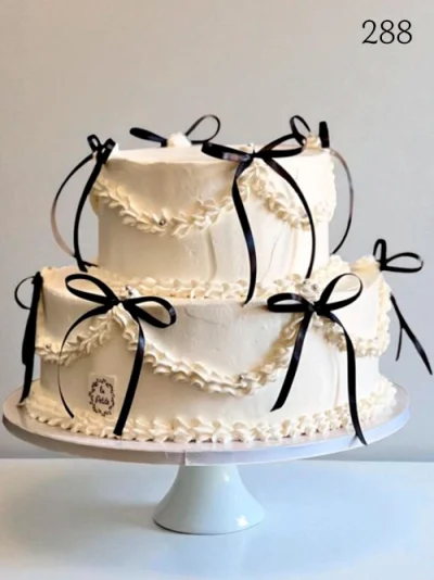 tort-okazjonalny-pietrowy-kokardki-la-petite