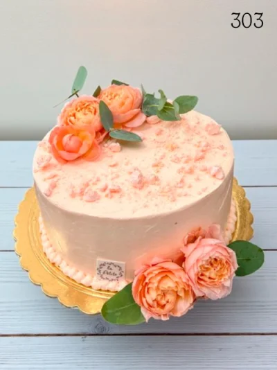 tort-okazjonalny-roze-dekoracja-w-kremie-la-petite