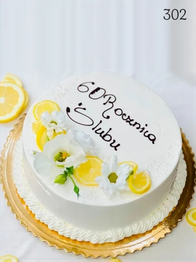 tort-okazjonalny-w-smietance-z-dekoracja-cytryny-i-kwiaty-la-petite